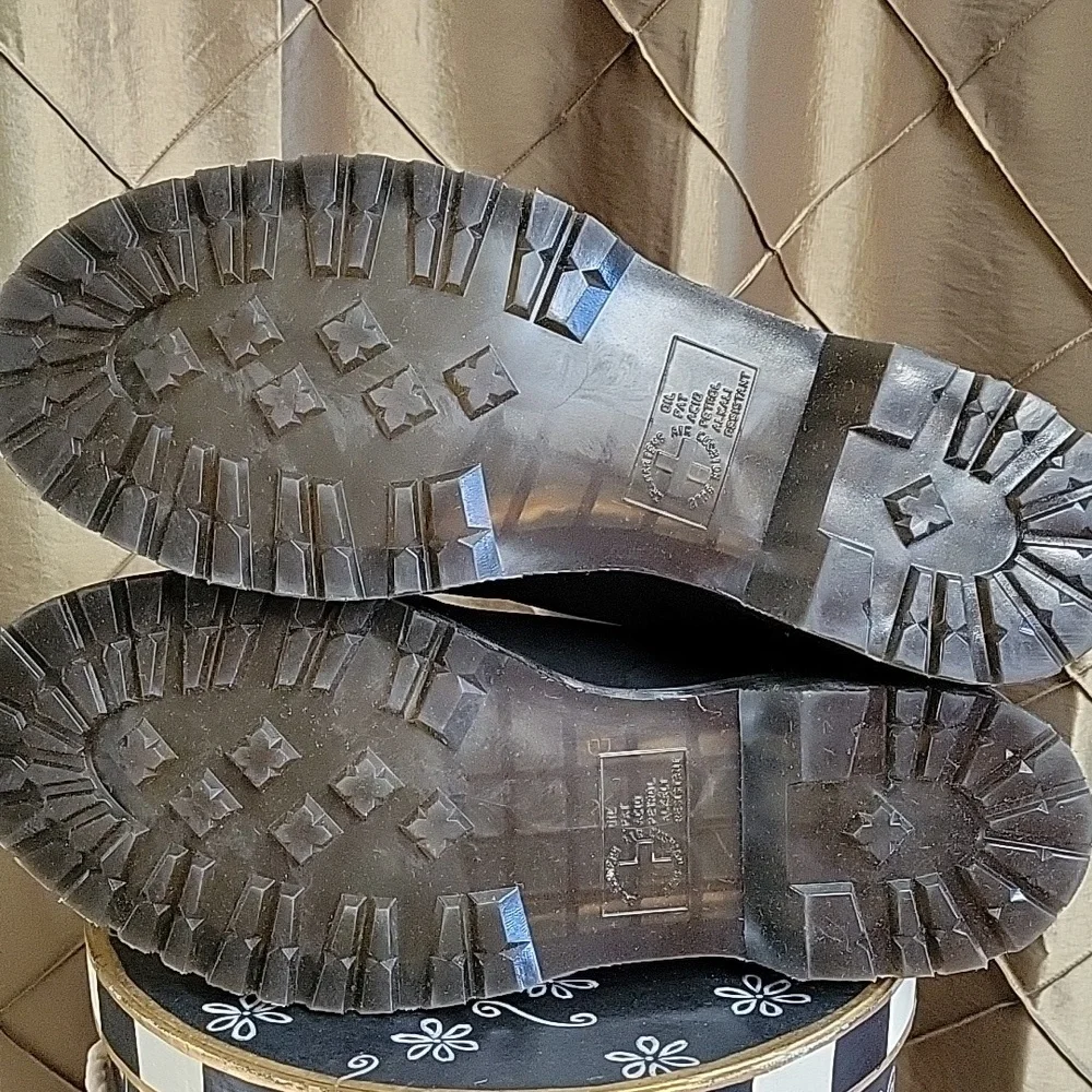 NWOT- Dr. Martens RETIRED ‘2976 Lenore Chelsea’ Warmwair Boot- DISPLAY SHOE